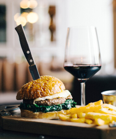 The Ultimate Guide to Pairing Burgers With Wine (INFOGRAPHIC)